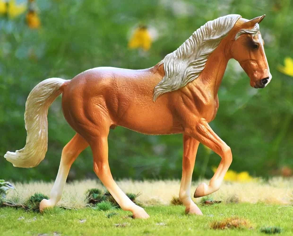 Breyer Golden Palomino Walking Horse Stallion No. 88449 3 Breyer Golden Palomino Walking Horse Stallion No. 88449